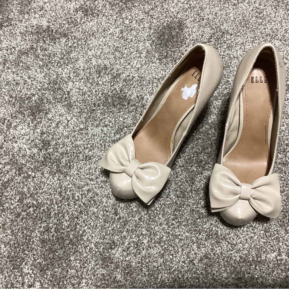 Elle patent leather heels. Beige color, size 6. Bow at the toes.